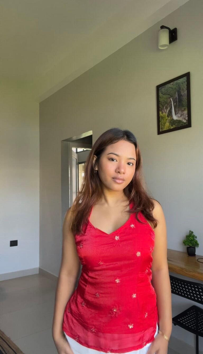 SCARLET TOP